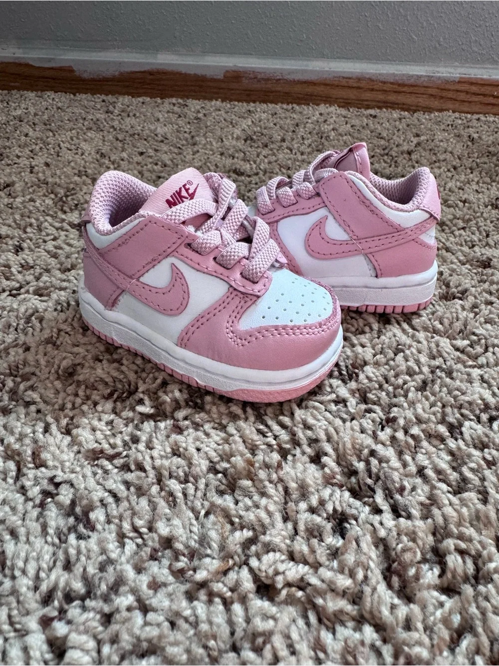 BRAND NEW W/O TAGS: Nike Pink and White Toddler Low-Top Sneakers